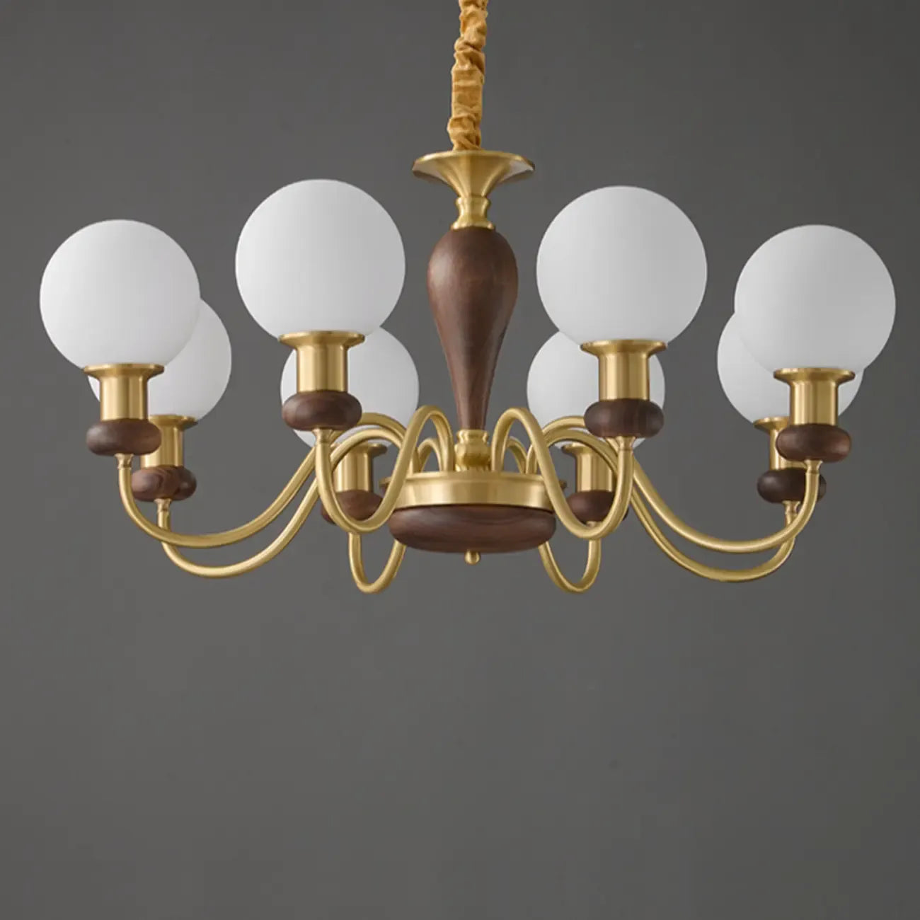 Lustre en laiton et bois de style Mid-Century avec abat-jour en verre sphérique