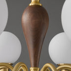 Lustre en laiton et bois de style Mid-Century avec abat-jour en verre sphérique