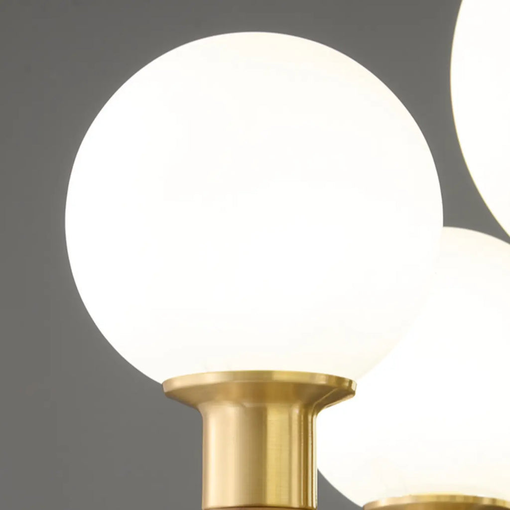 Lustre en laiton et bois de style Mid-Century avec abat-jour en verre sphérique
