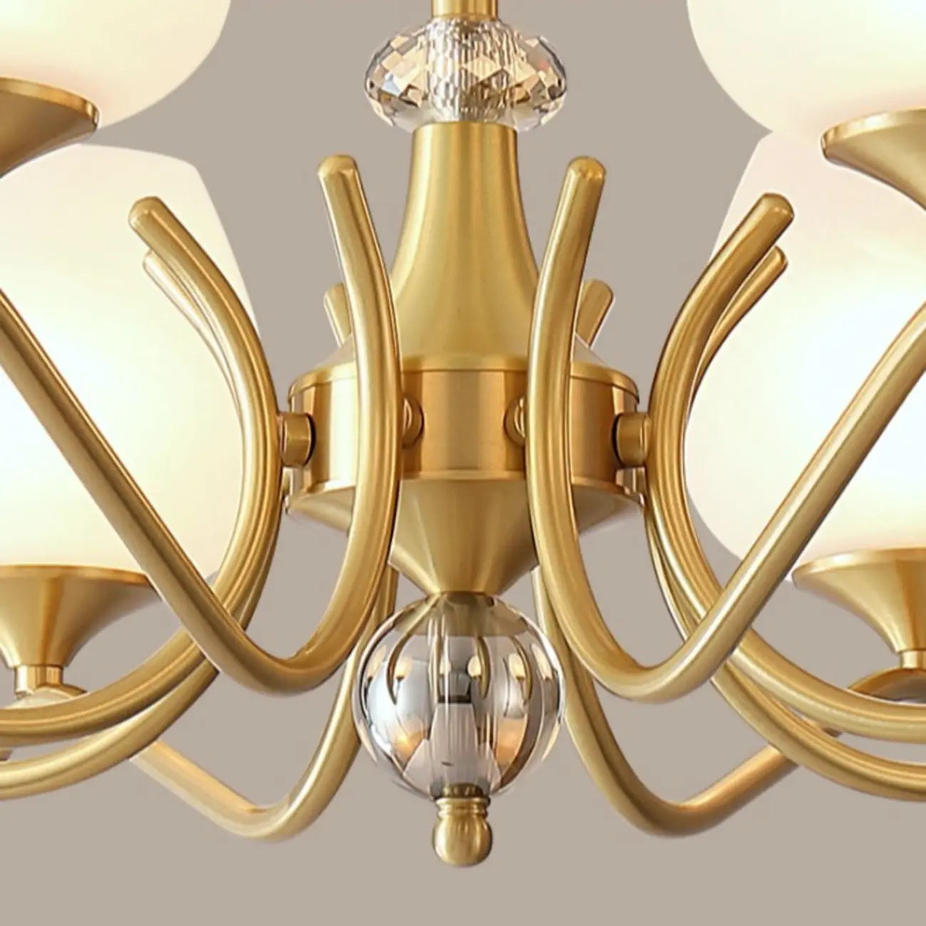Lustre élégant en verre blanc et or, de style moderne du milieu du siècle