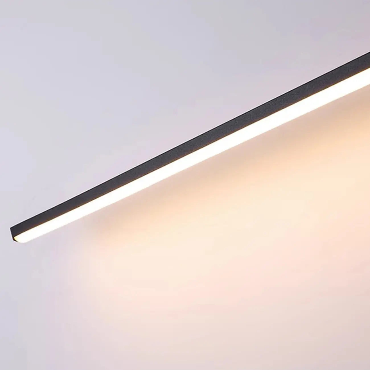 Applique murale minimaliste et linéaire à LED avec lumière naturelle