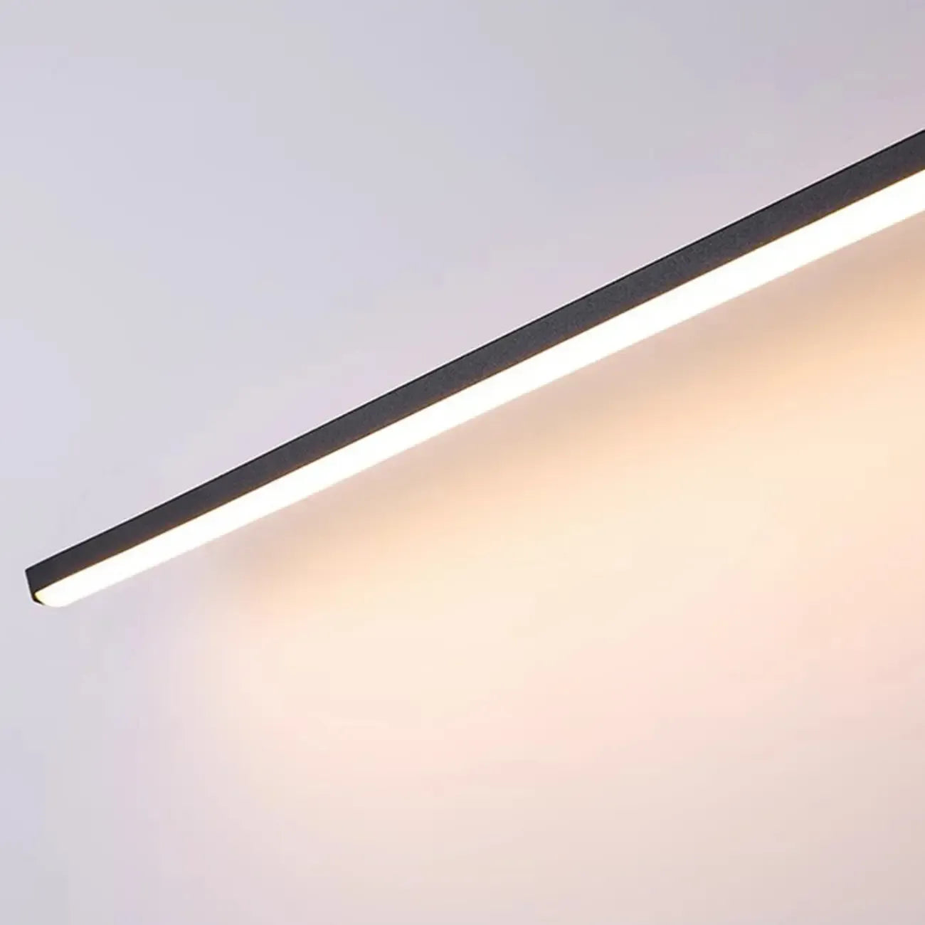 Applique murale minimaliste et linéaire à LED avec lumière naturelle