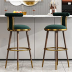 Tabouret de bar Glam Wood recouvert de velours et orné de détails dorés