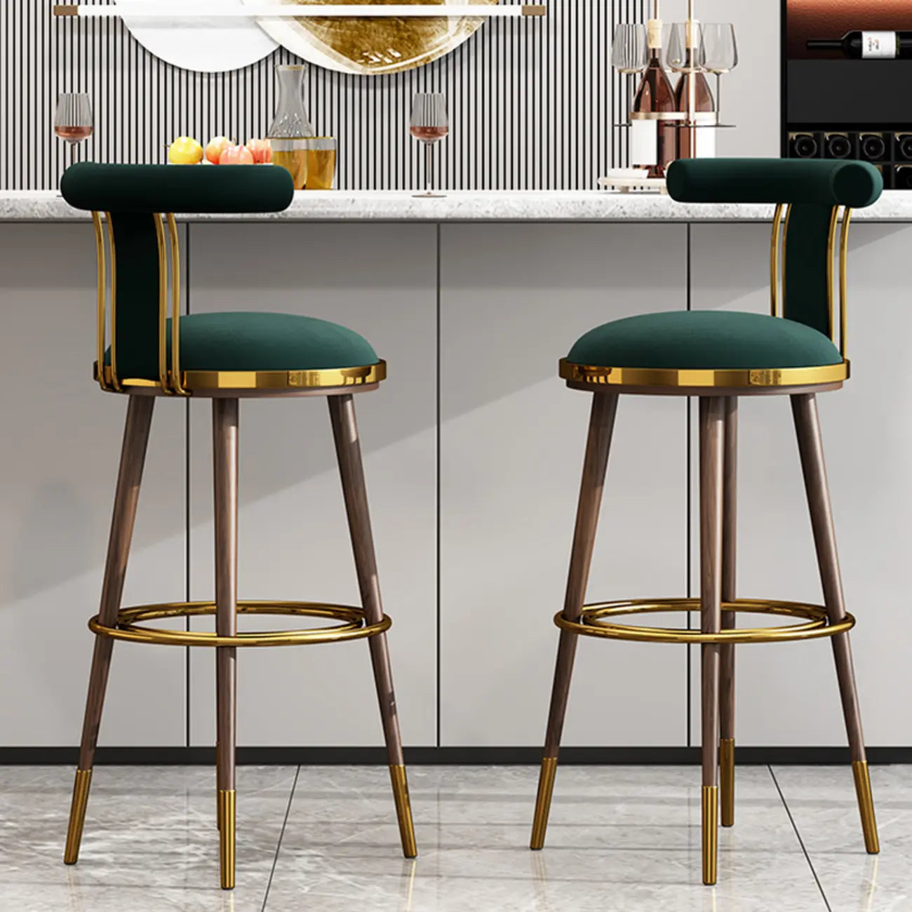 Tabouret de bar Glam Wood recouvert de velours et orné de détails dorés