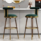 Tabouret de bar Glam Wood recouvert de velours et orné de détails dorés