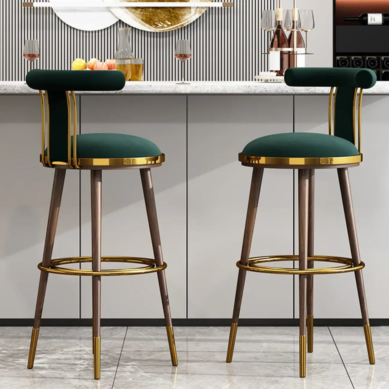 Tabouret de bar Glam Wood recouvert de velours et orné de détails dorés