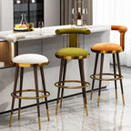 Tabouret de bar Glam Wood recouvert de velours et orné de détails dorés