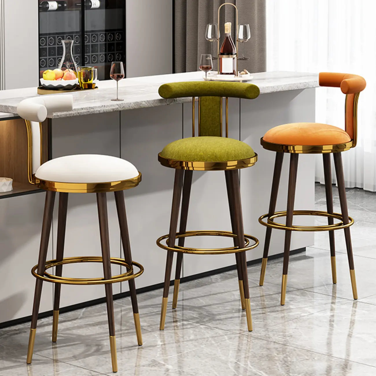 Tabouret de bar Glam Wood recouvert de velours et orné de détails dorés