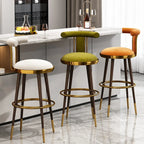 Tabouret de bar Glam Wood recouvert de velours et orné de détails dorés