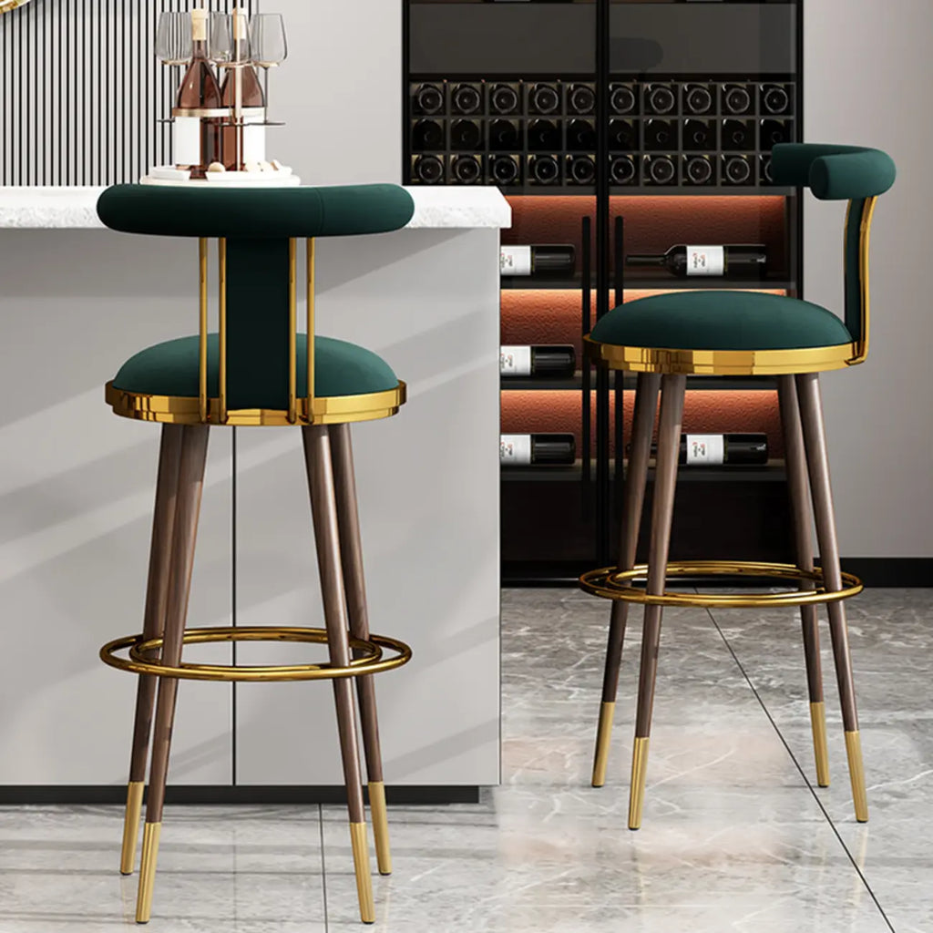 Tabouret de bar Glam Wood recouvert de velours et orné de détails dorés