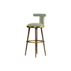 Tabouret de bar Glam Wood recouvert de velours et orné de détails dorés