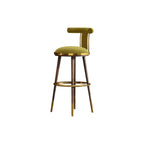 Tabouret de bar Glam Wood recouvert de velours et orné de détails dorés
