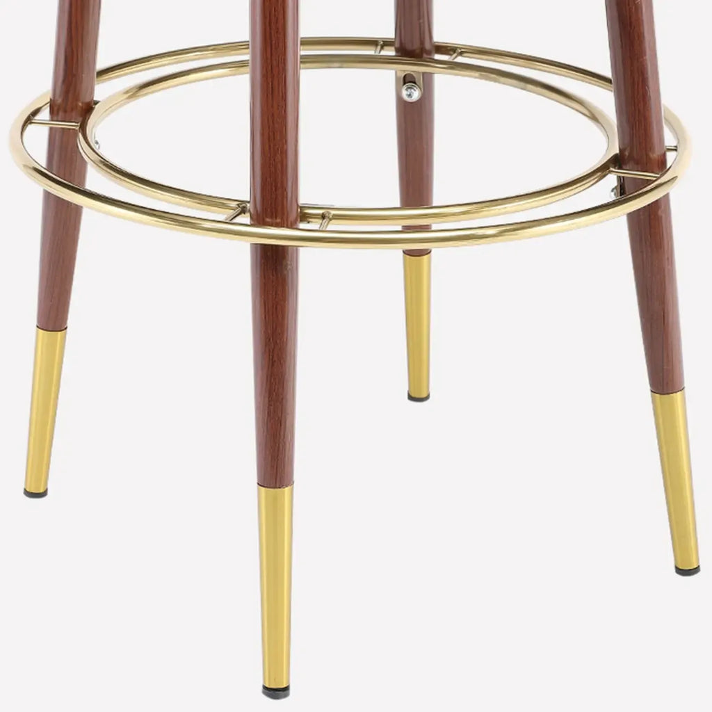 Tabouret de bar Glam Wood recouvert de velours et orné de détails dorés
