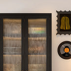 Bibliothèque contemporaine en métal noir avec portes vitrées