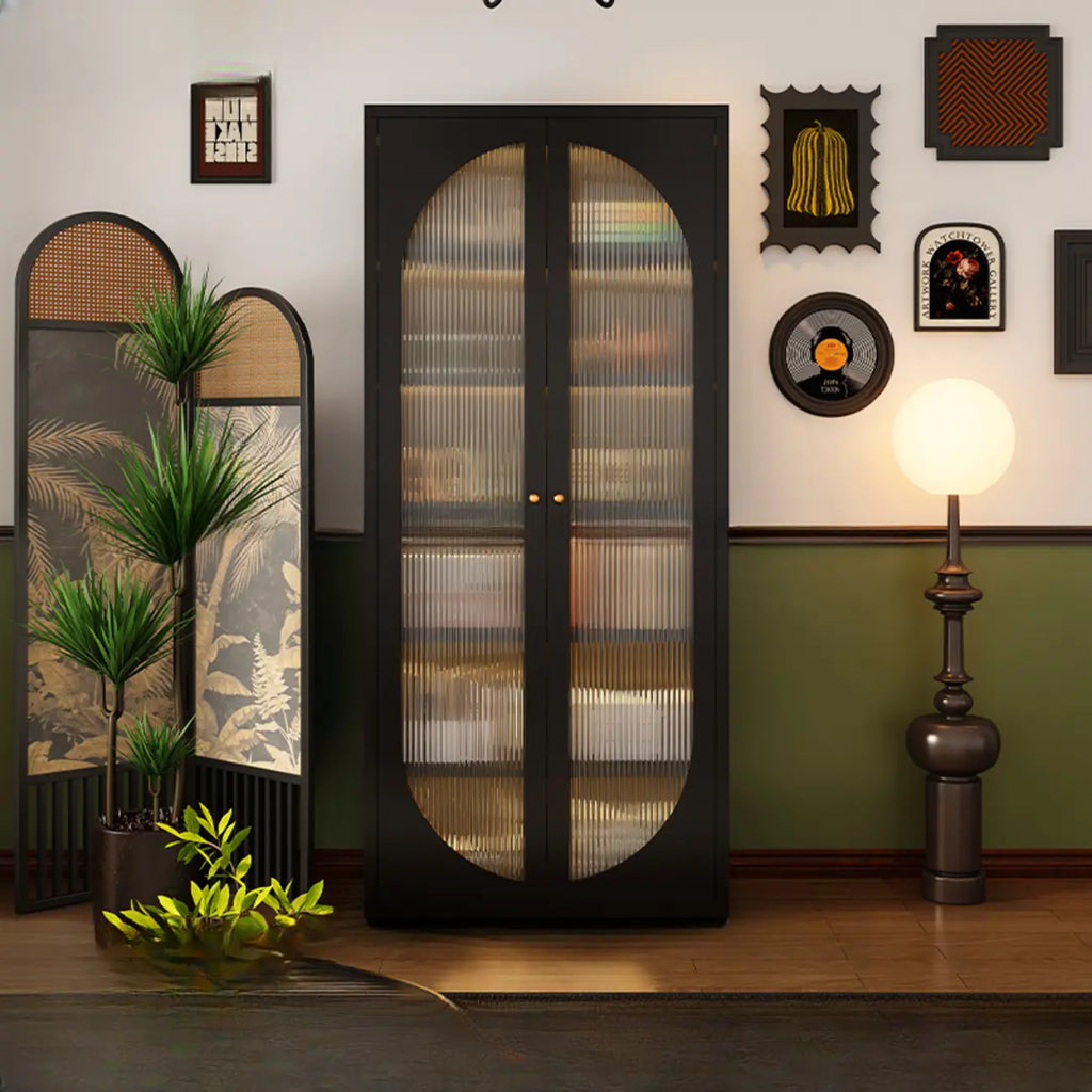 Bibliothèque contemporaine en métal noir avec portes vitrées
