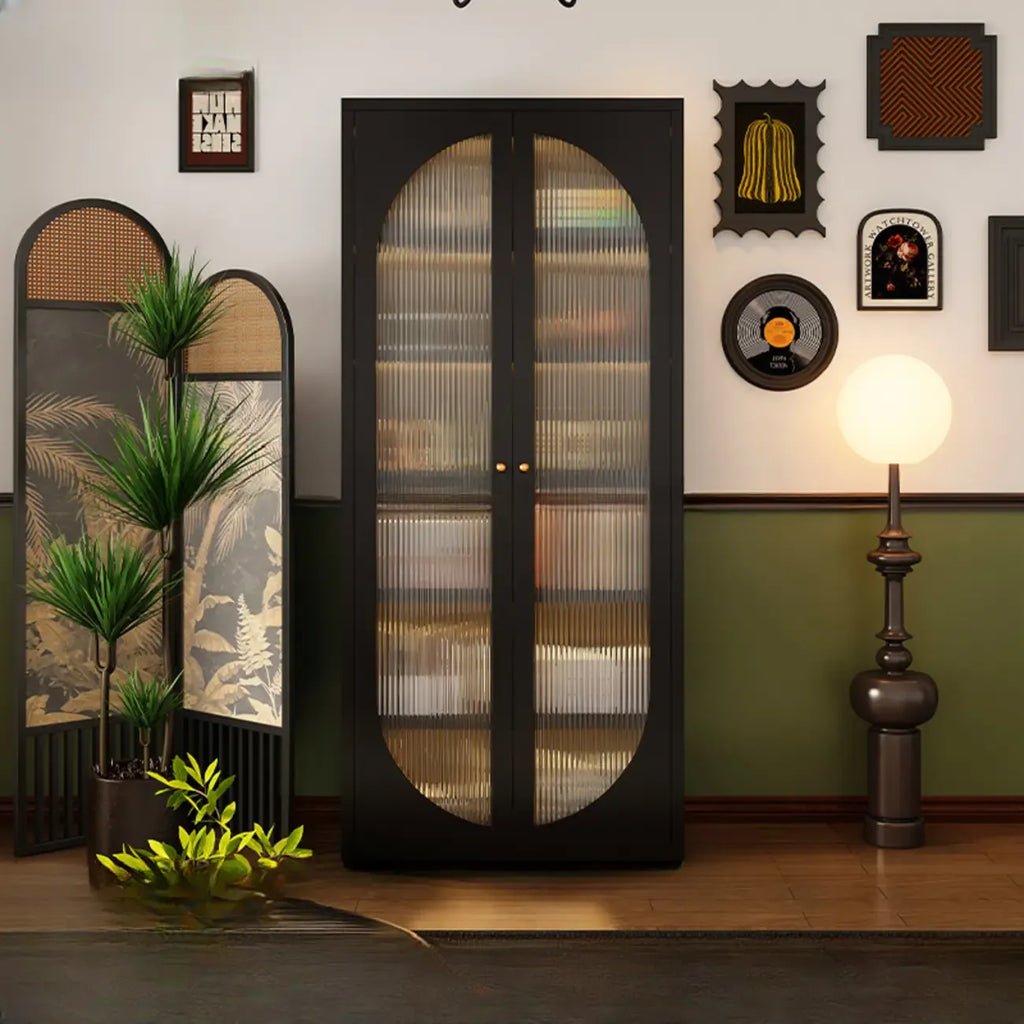 Bibliothèque contemporaine en métal noir avec portes vitrées