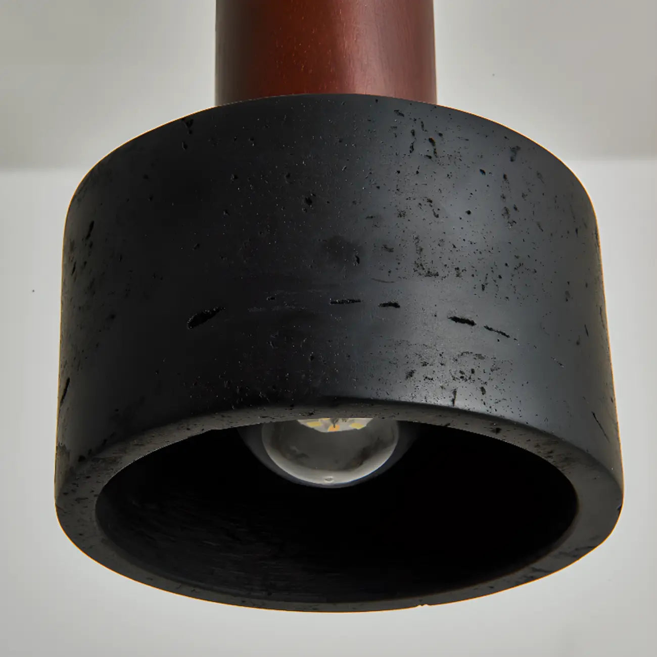 Suspension cylindrique en bois et pierre noire pour chambre