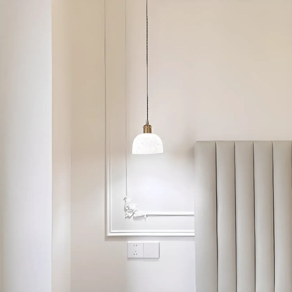 Suspension élégante en laiton et céramique avec dôme en forme de rose.