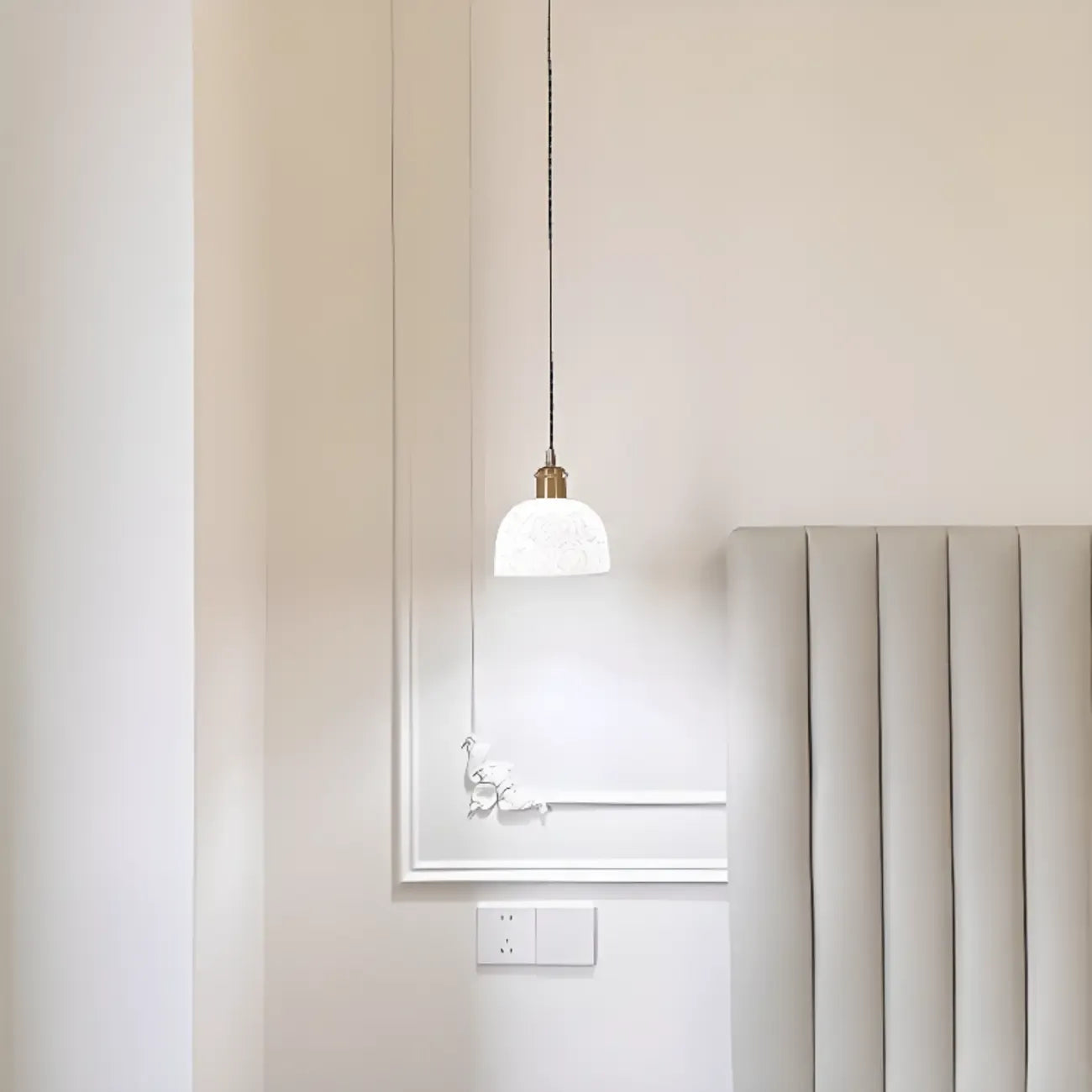 Suspension élégante en laiton et céramique avec dôme en forme de rose.