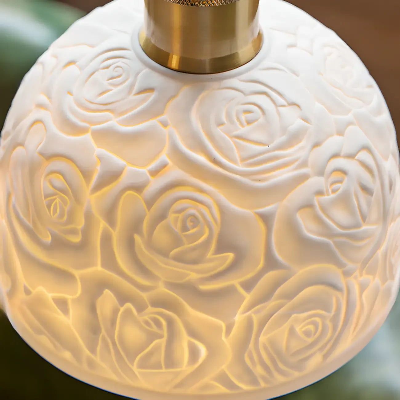 Suspension élégante en laiton et céramique avec dôme en forme de rose.