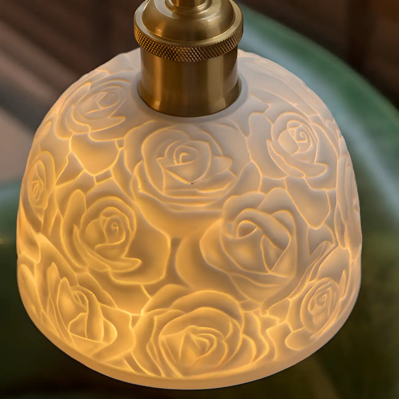 Suspension élégante en laiton et céramique avec dôme en forme de rose.