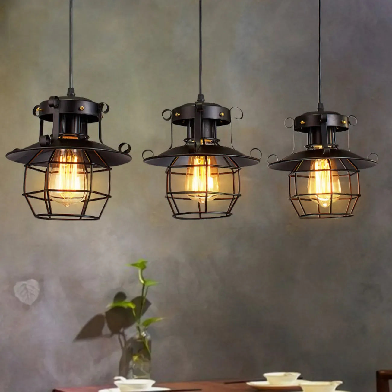 Suspension gothique en fer noir avec cage lumineuse