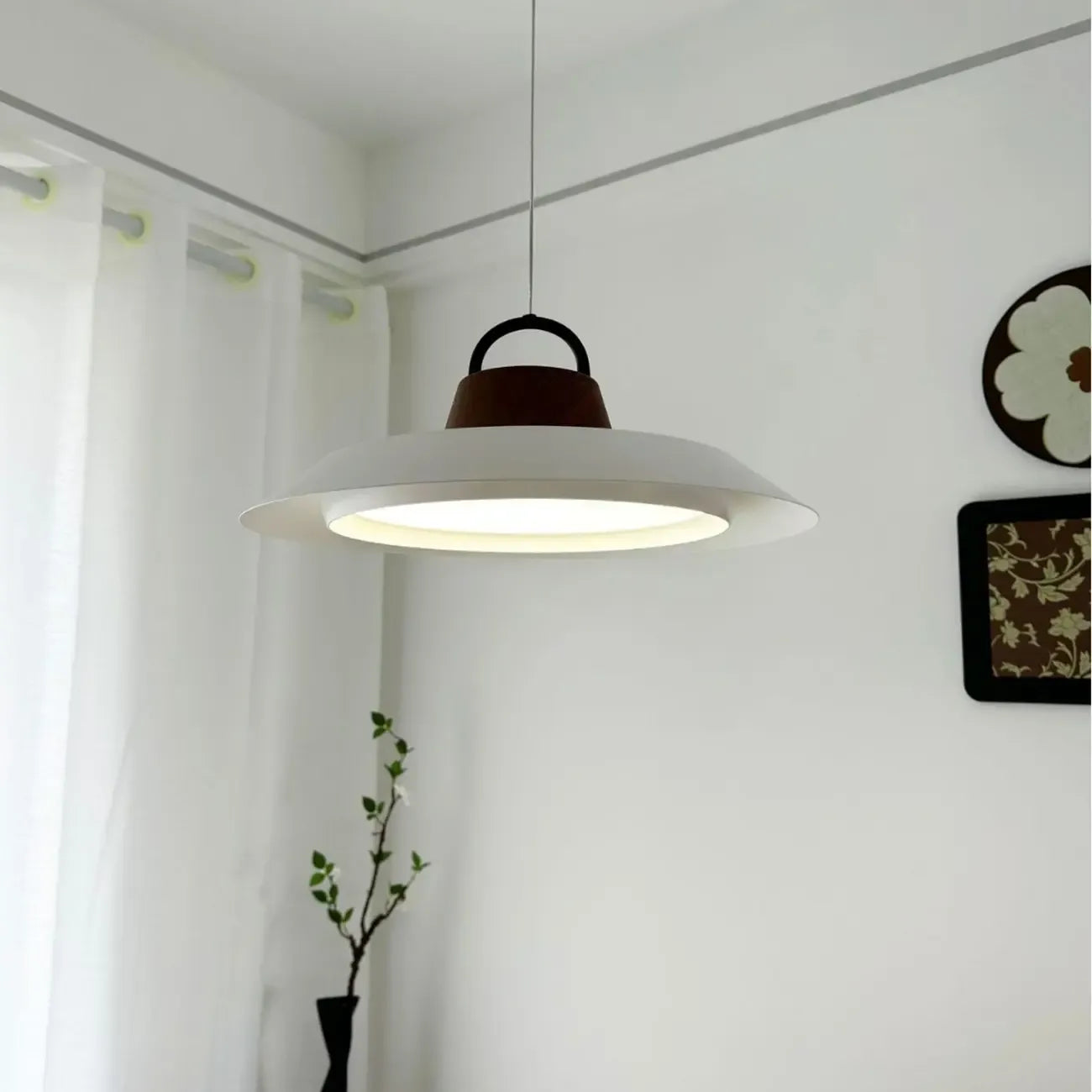 Suspension LED dimmable en métal blanc style grange et noyer
