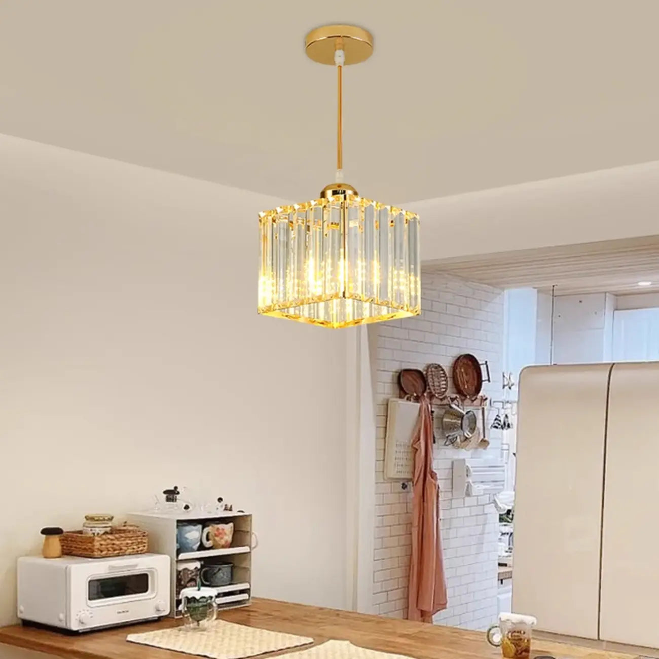 Lampadario a sospensione geometrico Art Déco in metallo dorato e cristallo