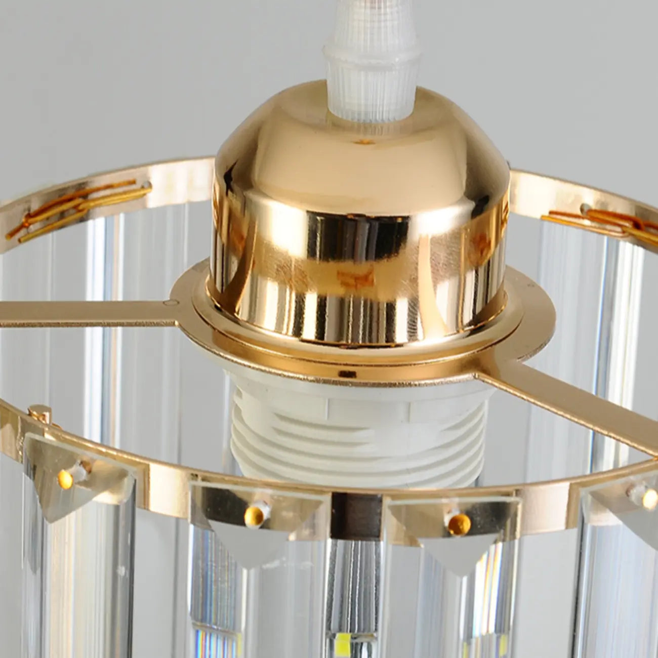 Lampadario a sospensione geometrico Art Déco in metallo dorato e cristallo