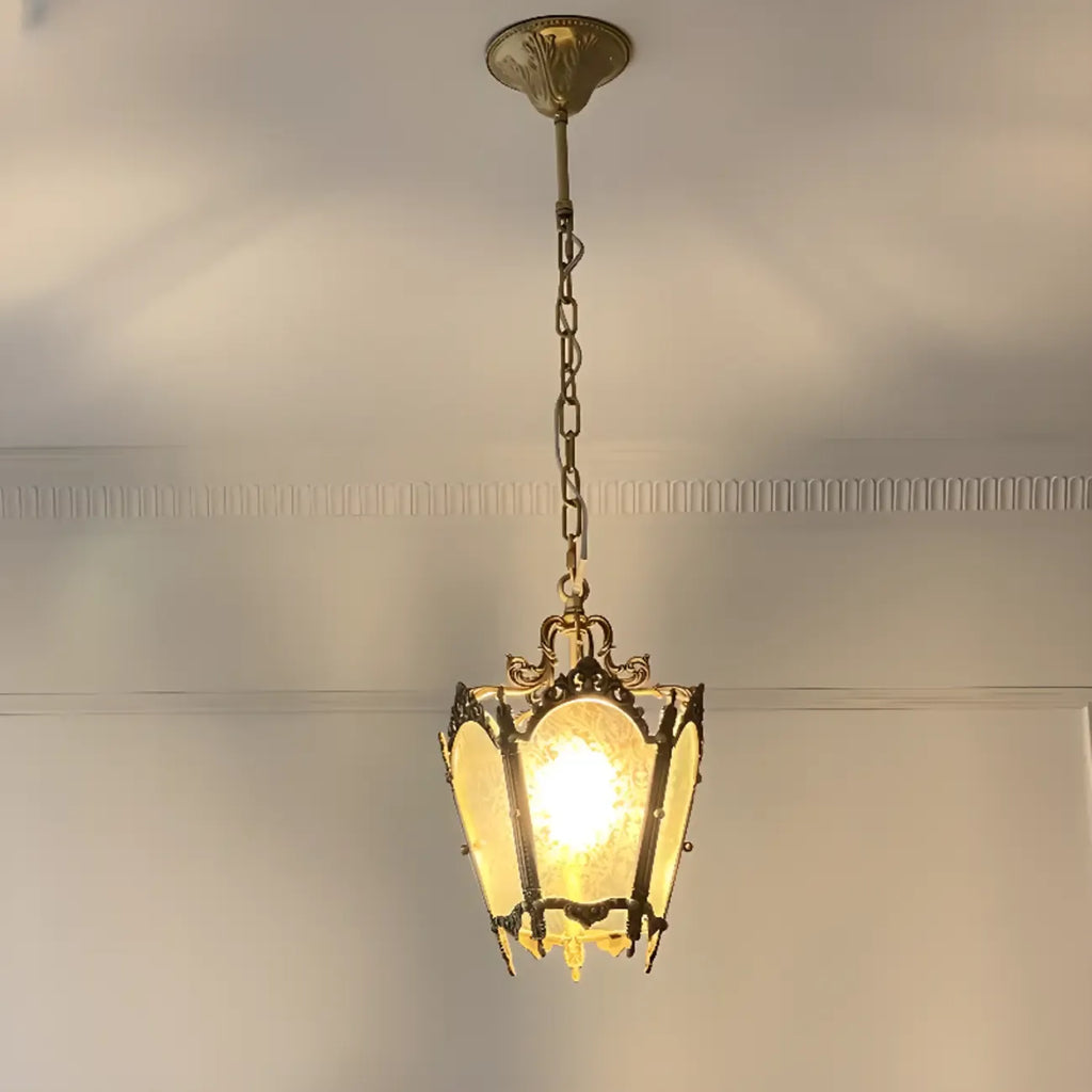 Suspension gothique en métal doré et verre dépoli pour couloir