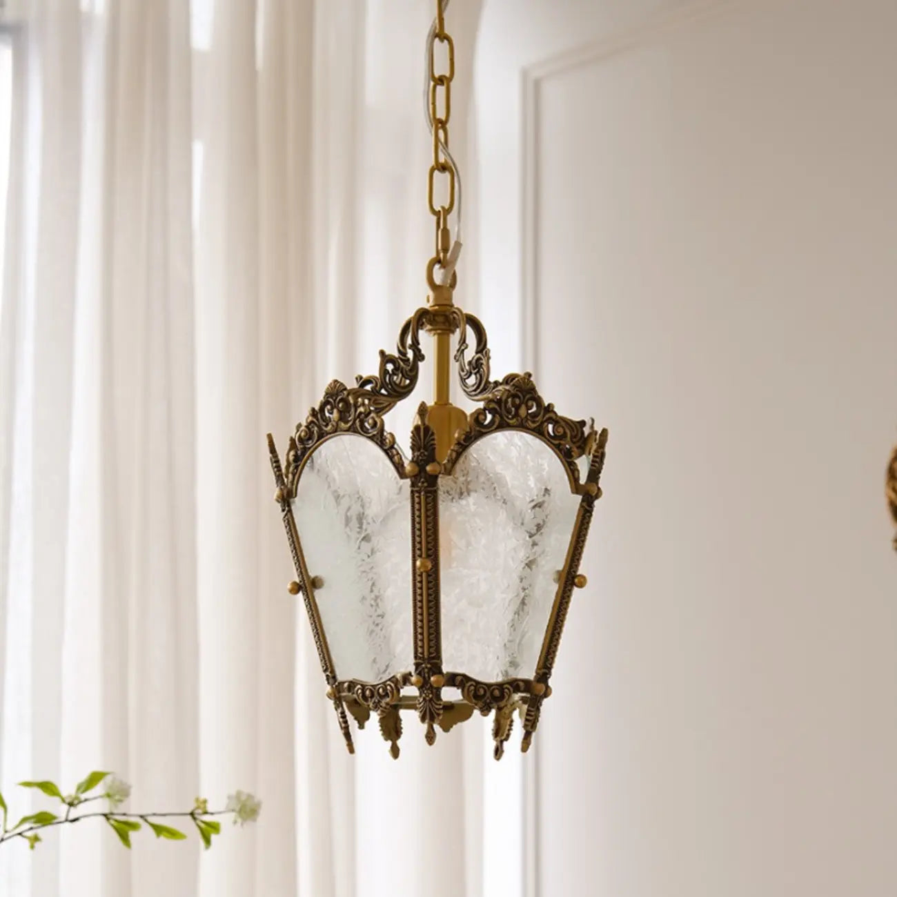 Suspension gothique en métal doré et verre dépoli pour couloir