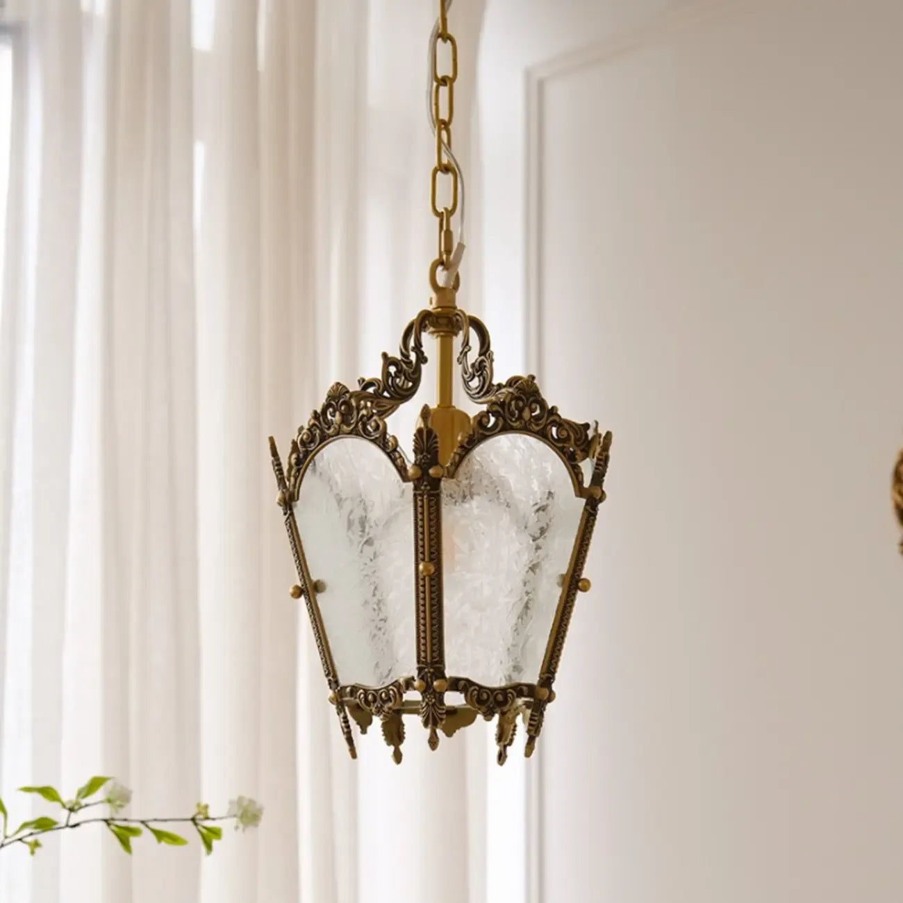 Suspension gothique en métal doré et verre dépoli pour couloir