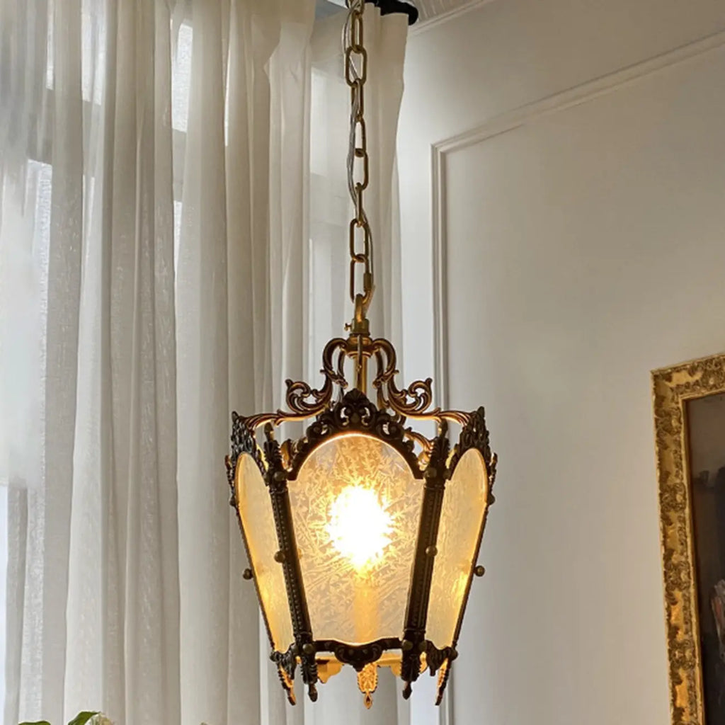 Suspension gothique en métal doré et verre dépoli pour couloir