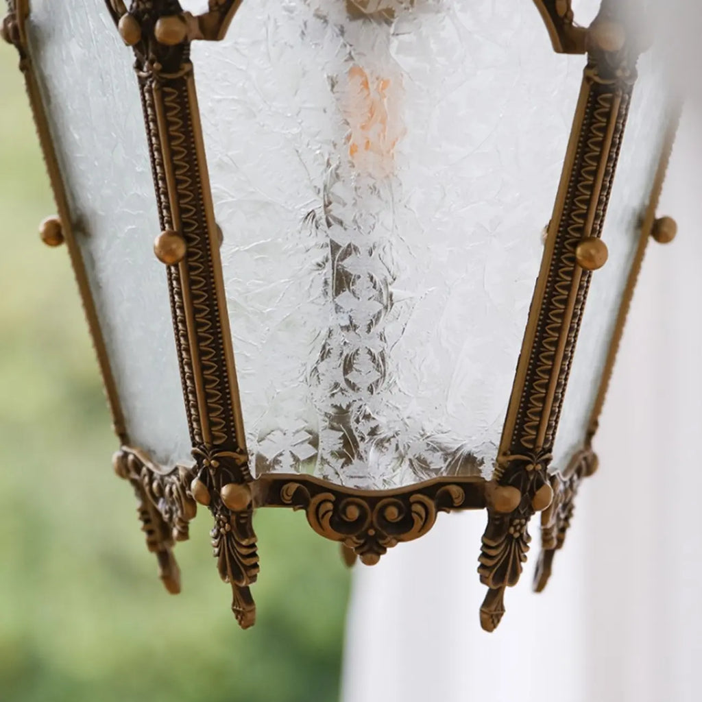 Suspension gothique en métal doré et verre dépoli pour couloir