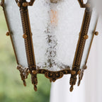 Suspension gothique en métal doré et verre dépoli pour couloir