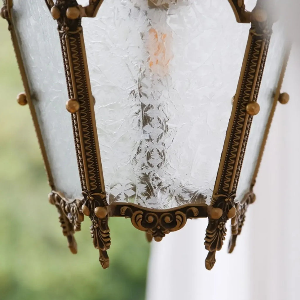 Suspension gothique en métal doré et verre dépoli pour couloir
