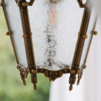 Suspension gothique en métal doré et verre dépoli pour couloir
