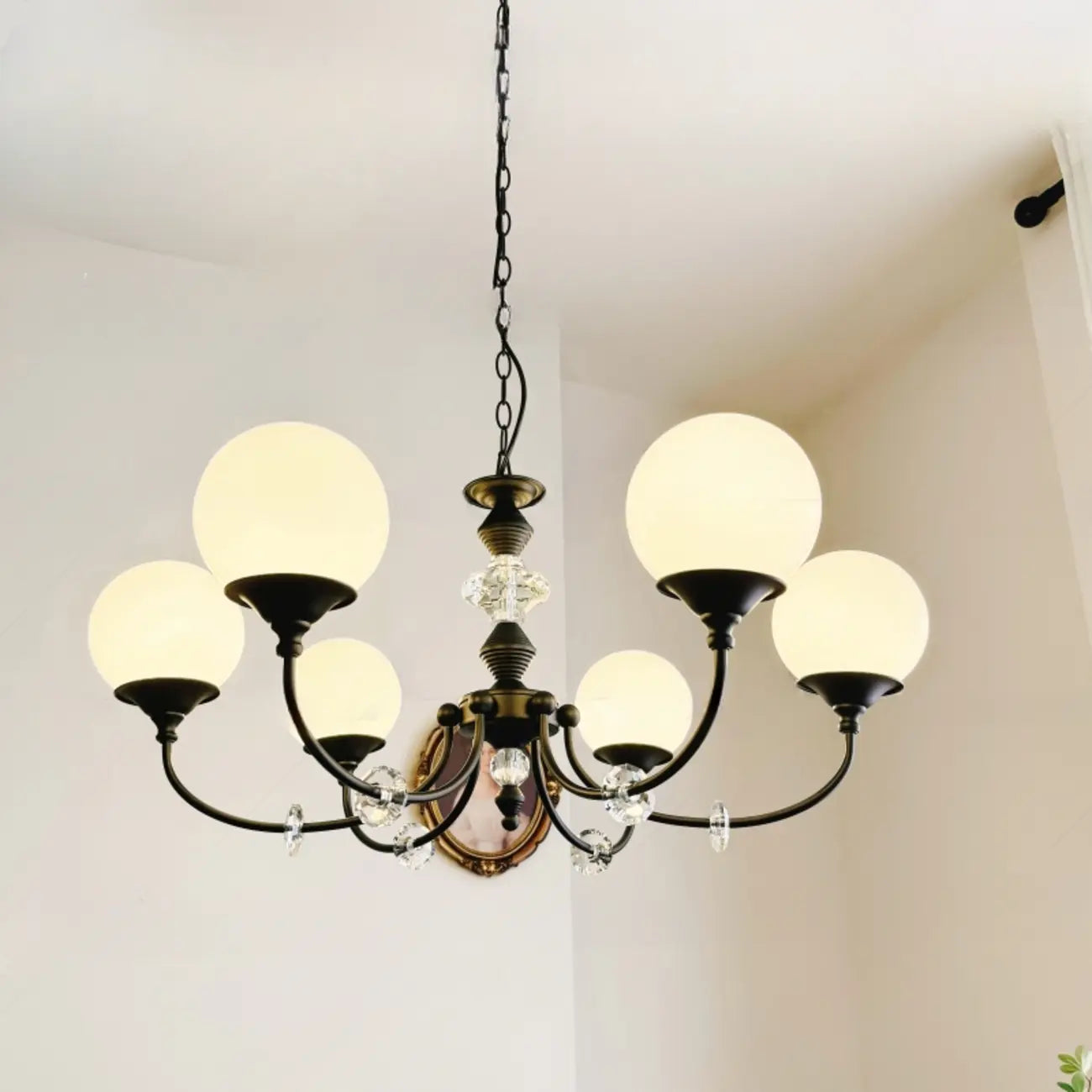 Lustre moderne à 6 lumières en verre noir avec accents de cristal