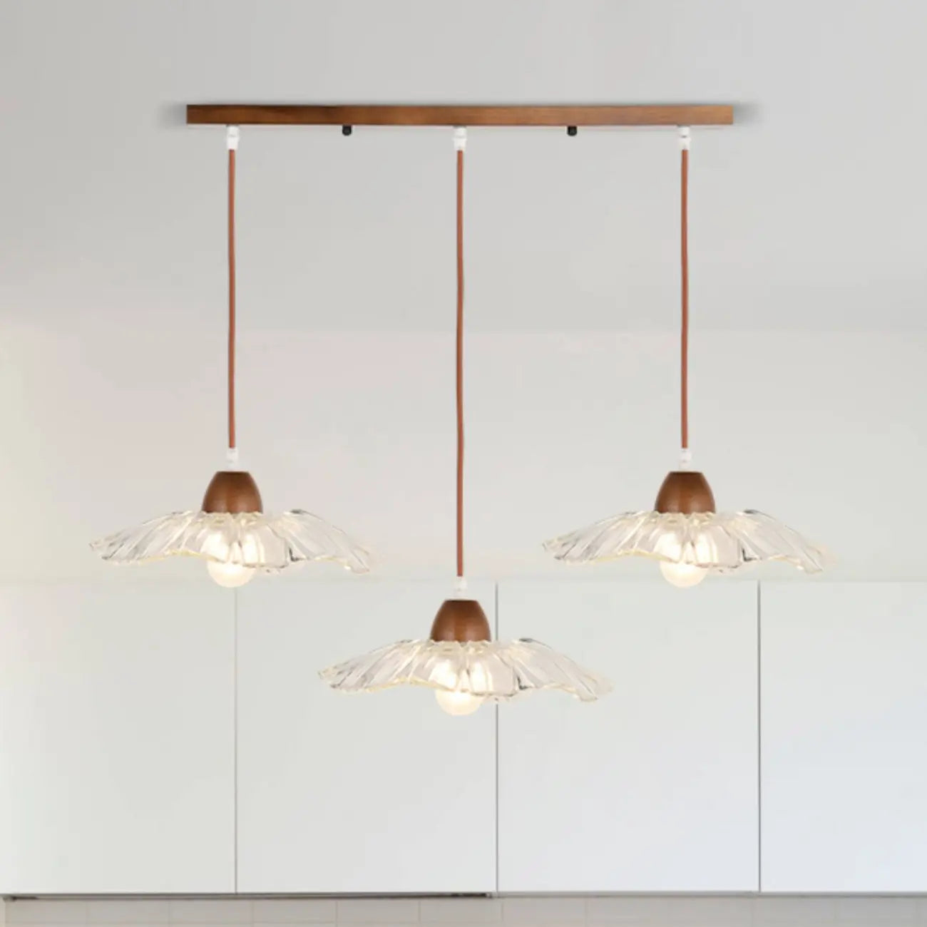 Lampadario a sospensione moderno a 3 luci in vetro e legno per isola cucina