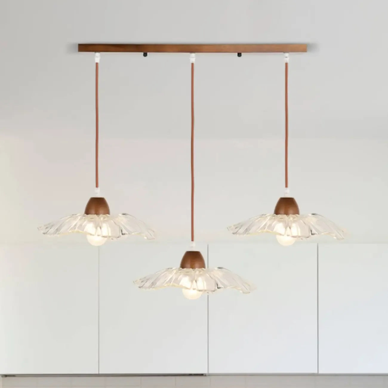 Lampadario a sospensione moderno a 3 luci in vetro e legno per isola cucina