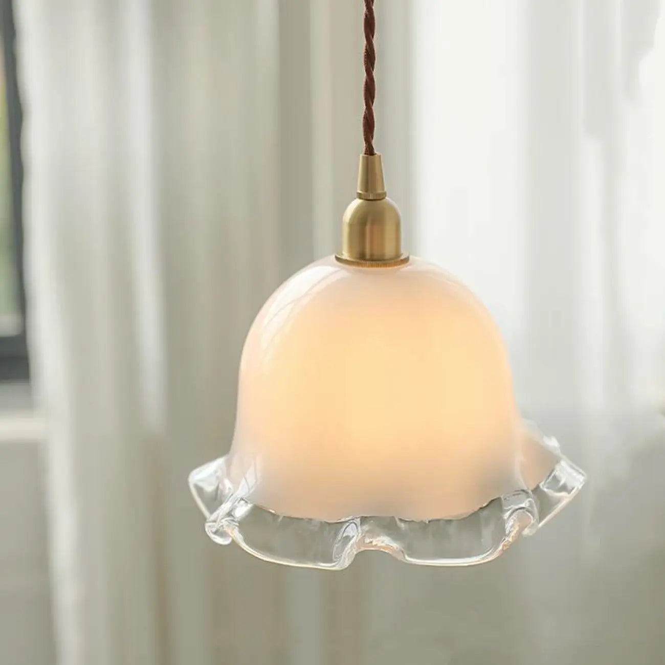 Suspension élégante en laiton blanc et verre à motif floral pour cuisine