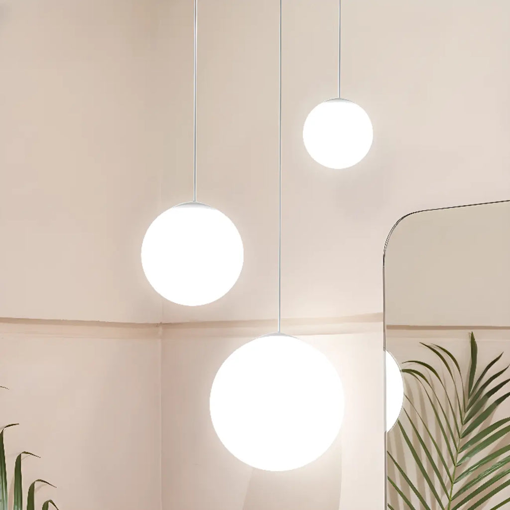 Suspension de cuisine minimaliste en verre blanc et métal argenté, globe