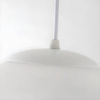 Suspension de cuisine minimaliste en verre blanc et métal argenté, globe