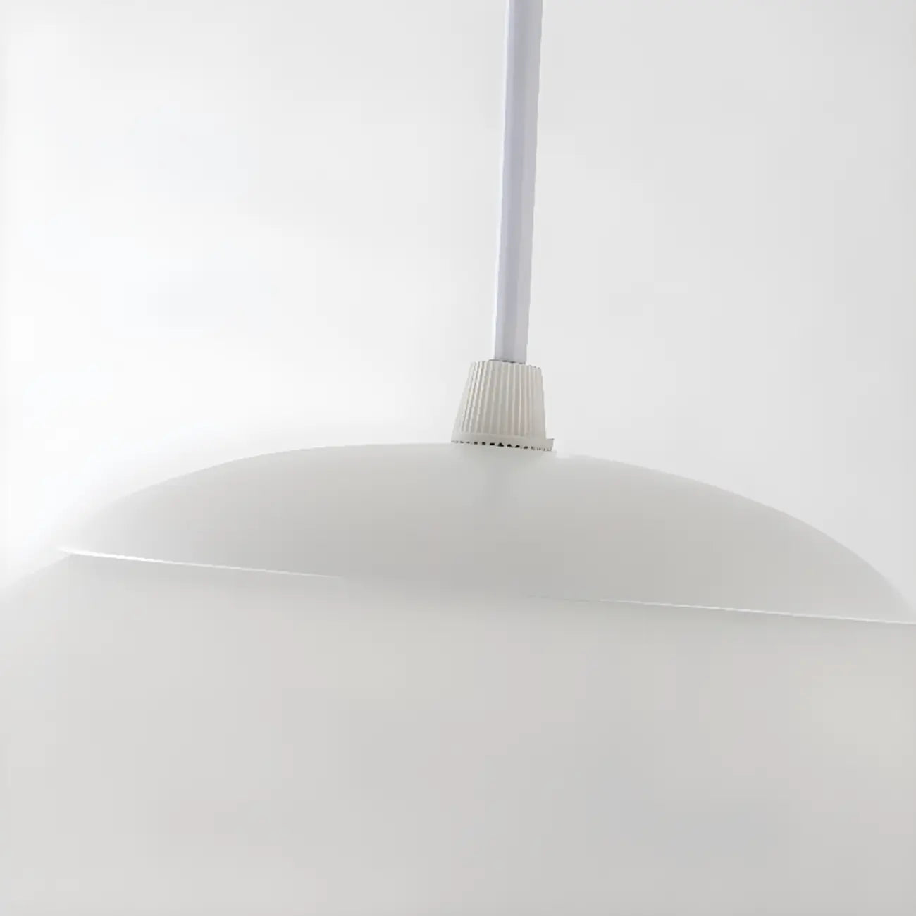 Suspension de cuisine minimaliste en verre blanc et métal argenté, globe