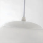 Suspension de cuisine minimaliste en verre blanc et métal argenté, globe