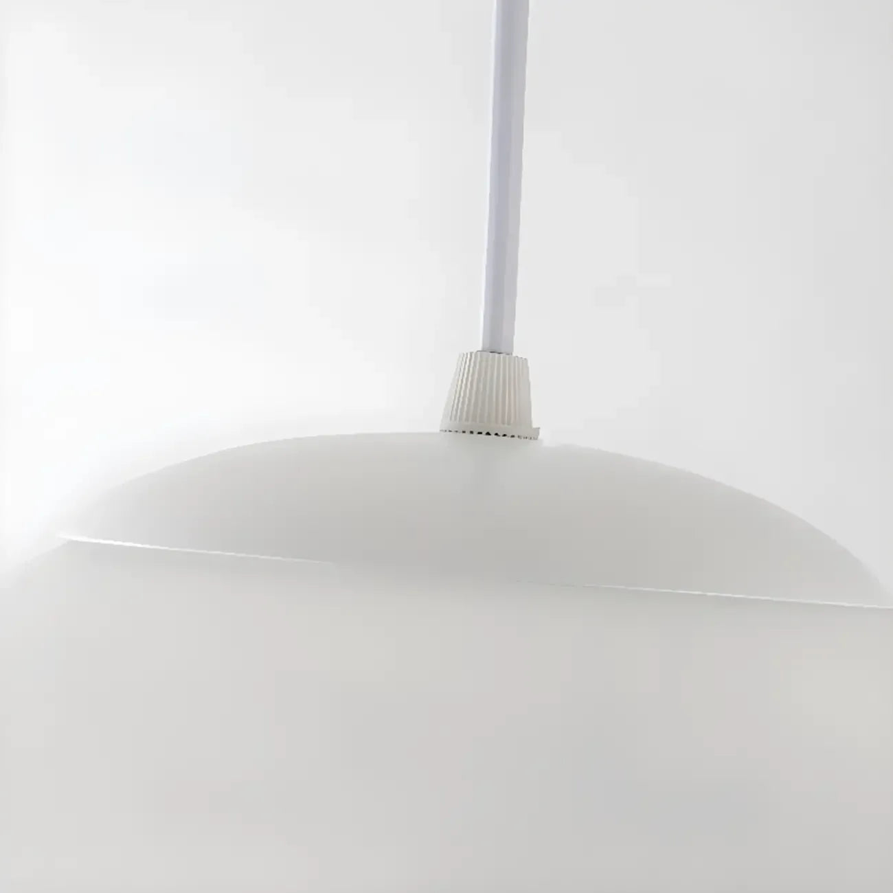 Suspension de cuisine minimaliste en verre blanc et métal argenté, globe