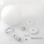Suspension de cuisine minimaliste en verre blanc et métal argenté, globe
