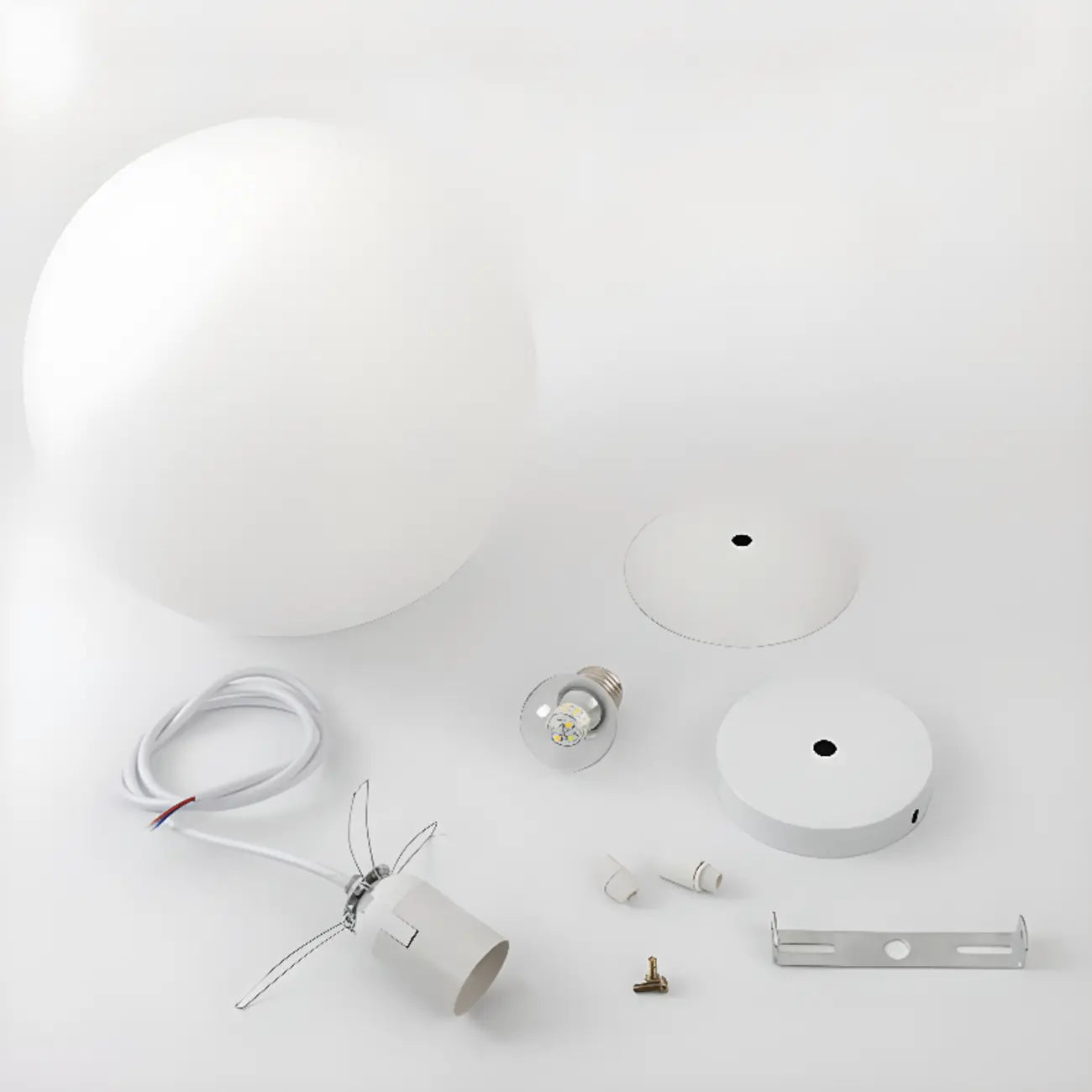 Suspension de cuisine minimaliste en verre blanc et métal argenté, globe