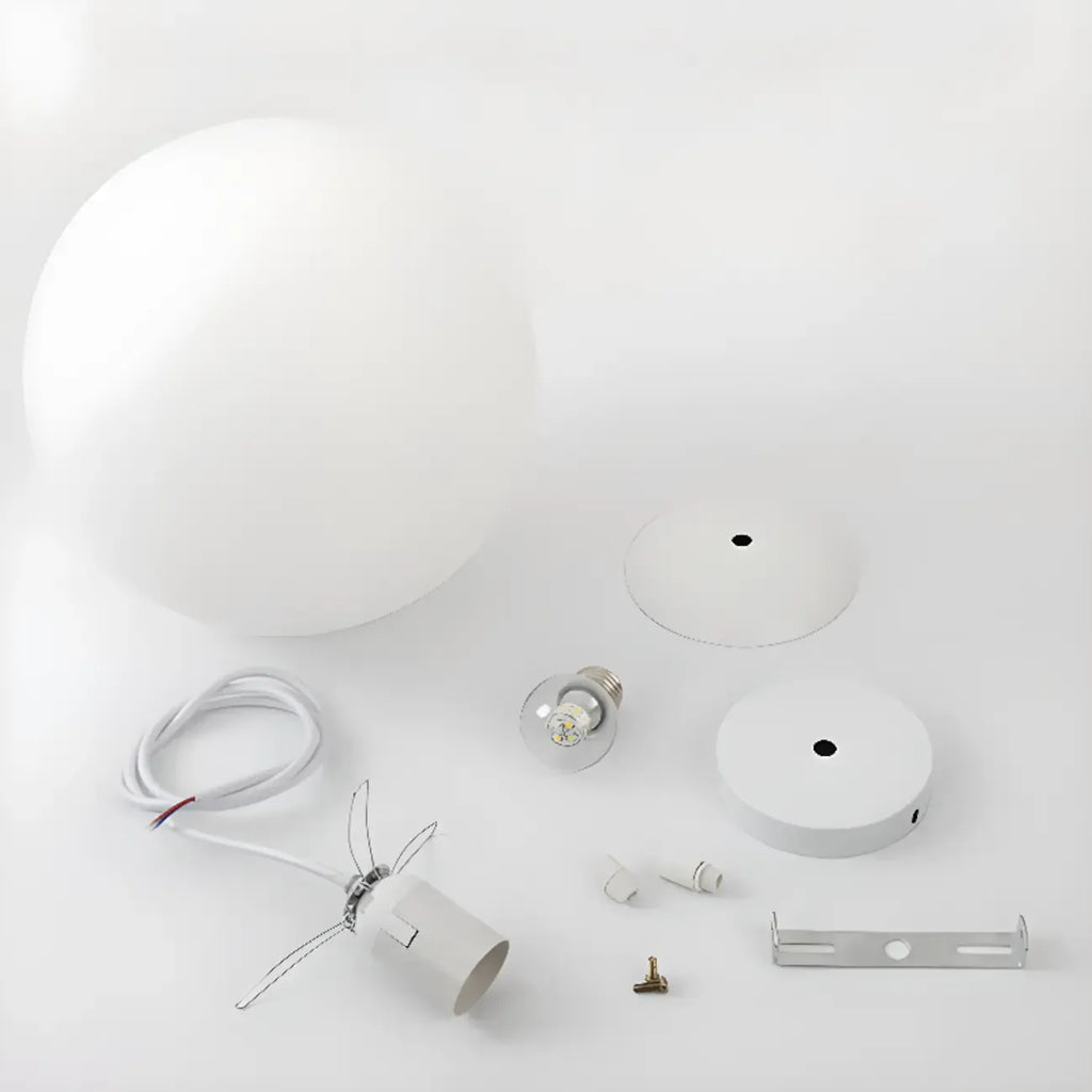 Suspension de cuisine minimaliste en verre blanc et métal argenté, globe