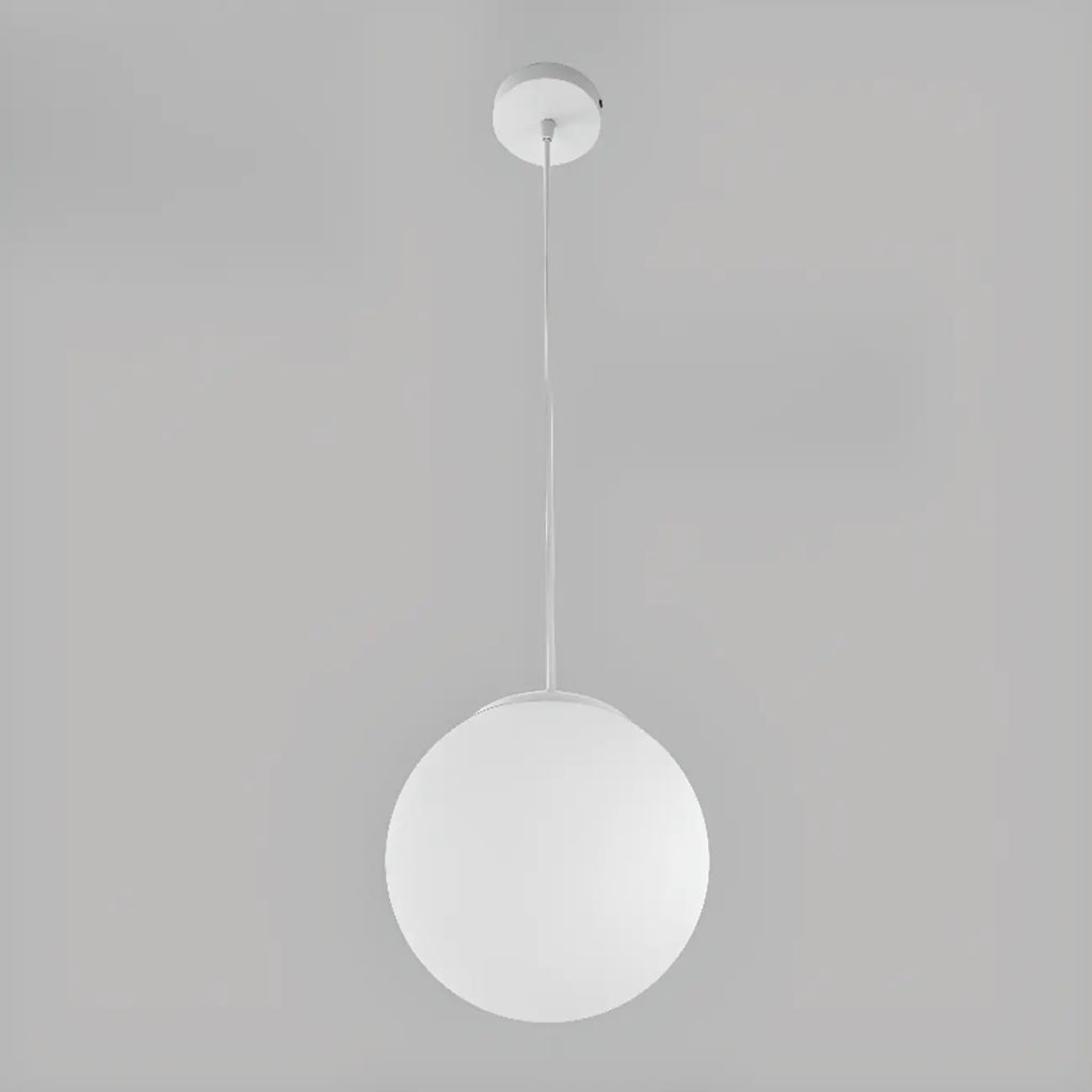 Suspension de cuisine minimaliste en verre blanc et métal argenté, globe
